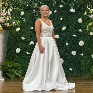 Stunning White Sleeveless Gown